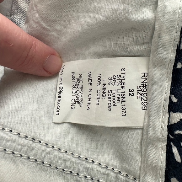 Level 99 Cindie Linen Stretch Printed Short Navy & White - Size 32 - Picture 5 of 6